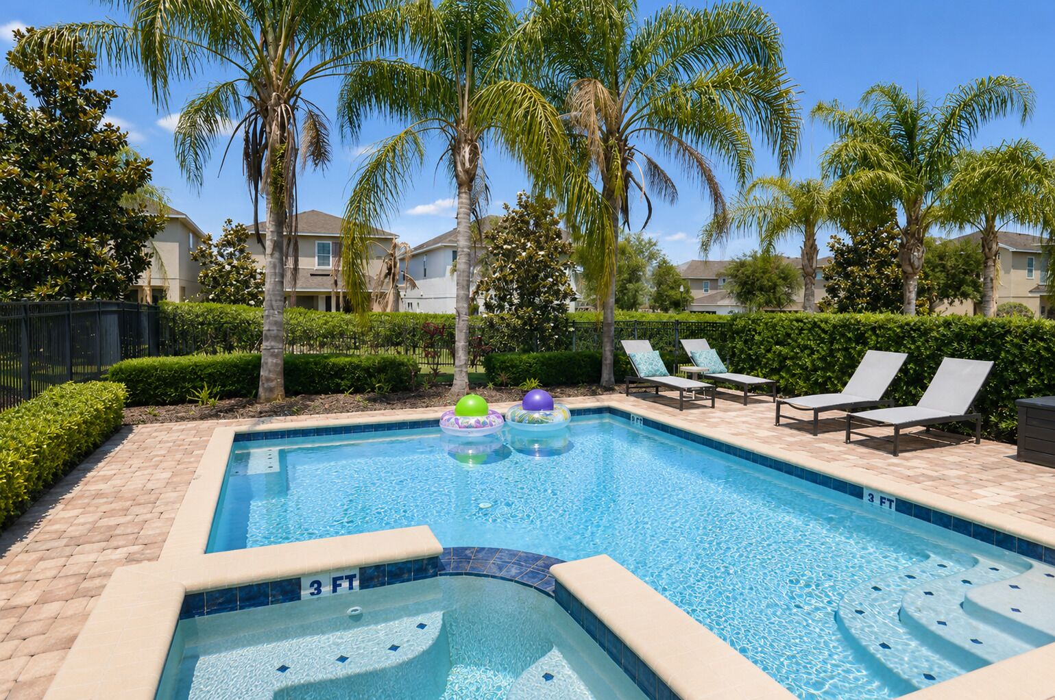 Une piscine rectangulaire dont la profondeur maximale est indiquée à 3 pieds, entourée de palmiers et de chaises longues.
