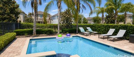 Une piscine rectangulaire dont la profondeur maximale est indiquée à 3 pieds, entourée de palmiers et de chaises longues.