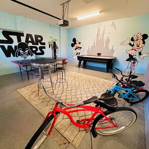 A room with a Star Wars theme, including wall art and a Star Wars table. - Casa Encore Resort/Piscina privativa/5 Quartos (Kissimmee)