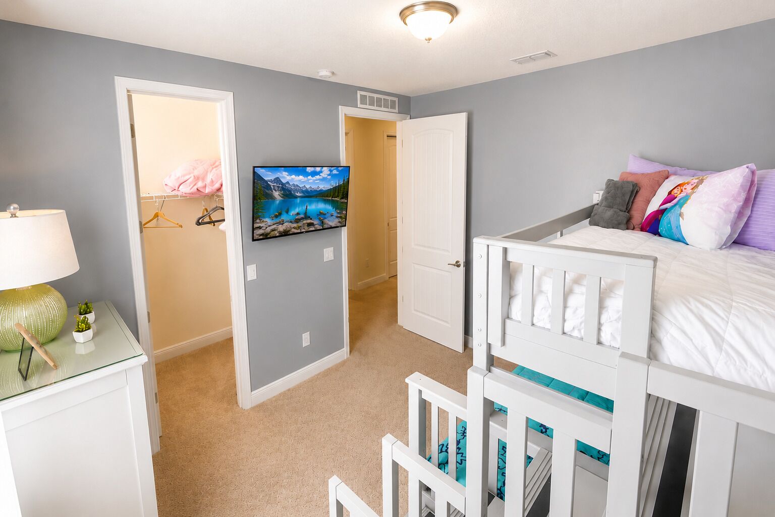 5 bedrooms, iron/ironing board, WiFi (free)