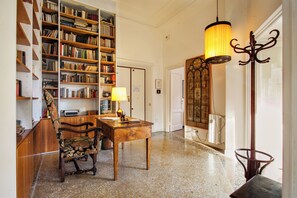 Interior - Wanderlust - FromHometoRome (Roma)