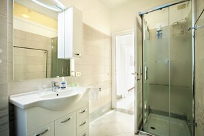 Shower, hair dryer, bidet, towels - Wanderlust - FromHometoRome (Roma)