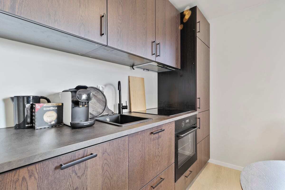 Kjøleskap, ovn, kokeplater og oppvaskmaskin