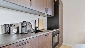 Kjøleskap, ovn, kokeplater og oppvaskmaskin