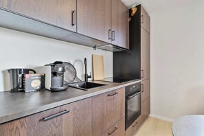 Kjøleskap, ovn, kokeplater og oppvaskmaskin