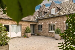 House | Exterior - Charming Group Stay in Borgloon (Borgloon)