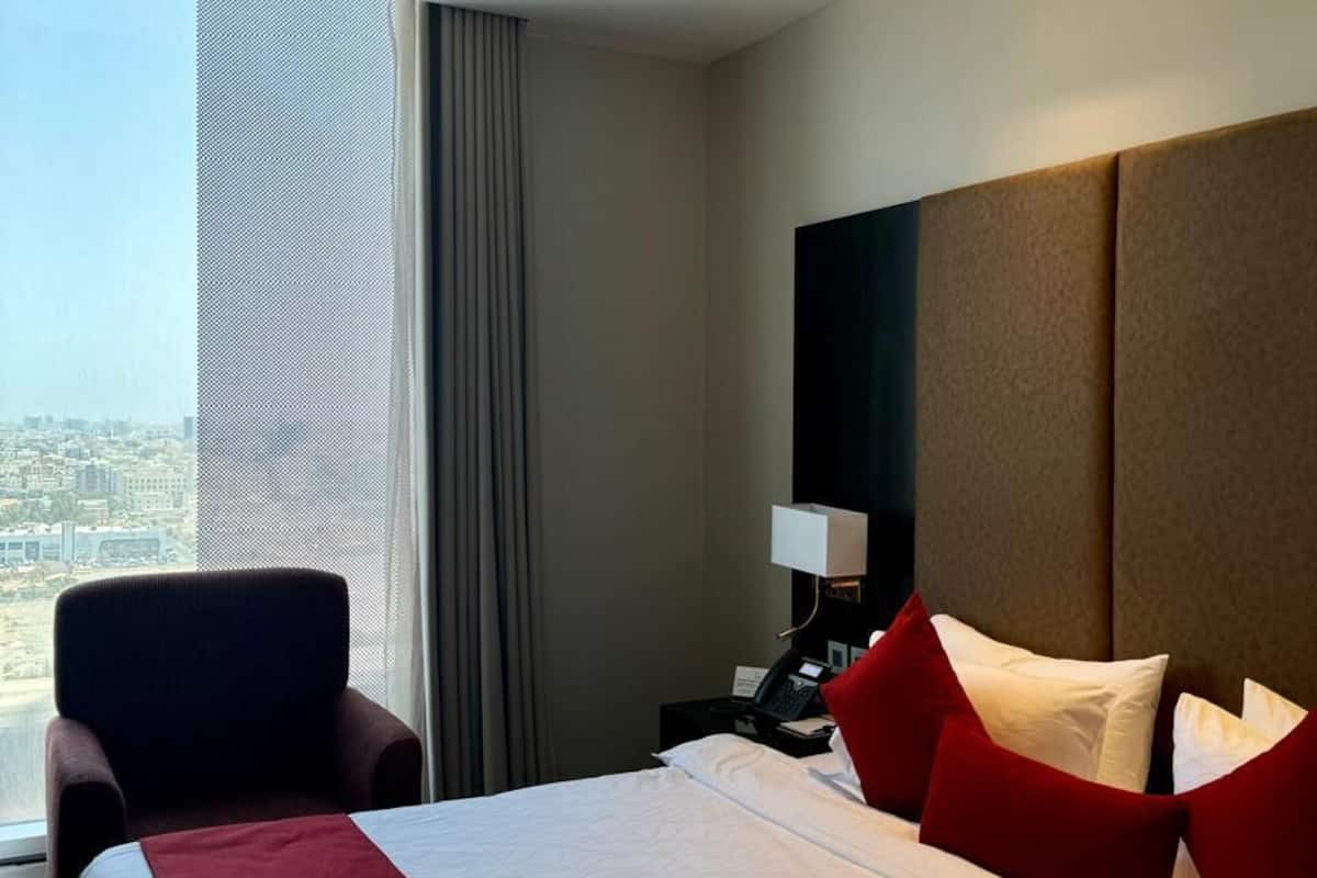 Executive Suite, City View | In-room safe, free WiFi