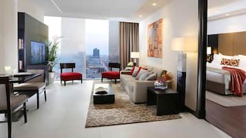 Una habitación de hotel moderna con vista a la ciudad, un comedor y una sala de estar.