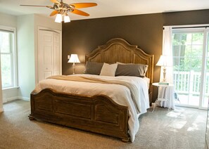 3 habitaciones, escritorio y tabla de planchar con plancha 