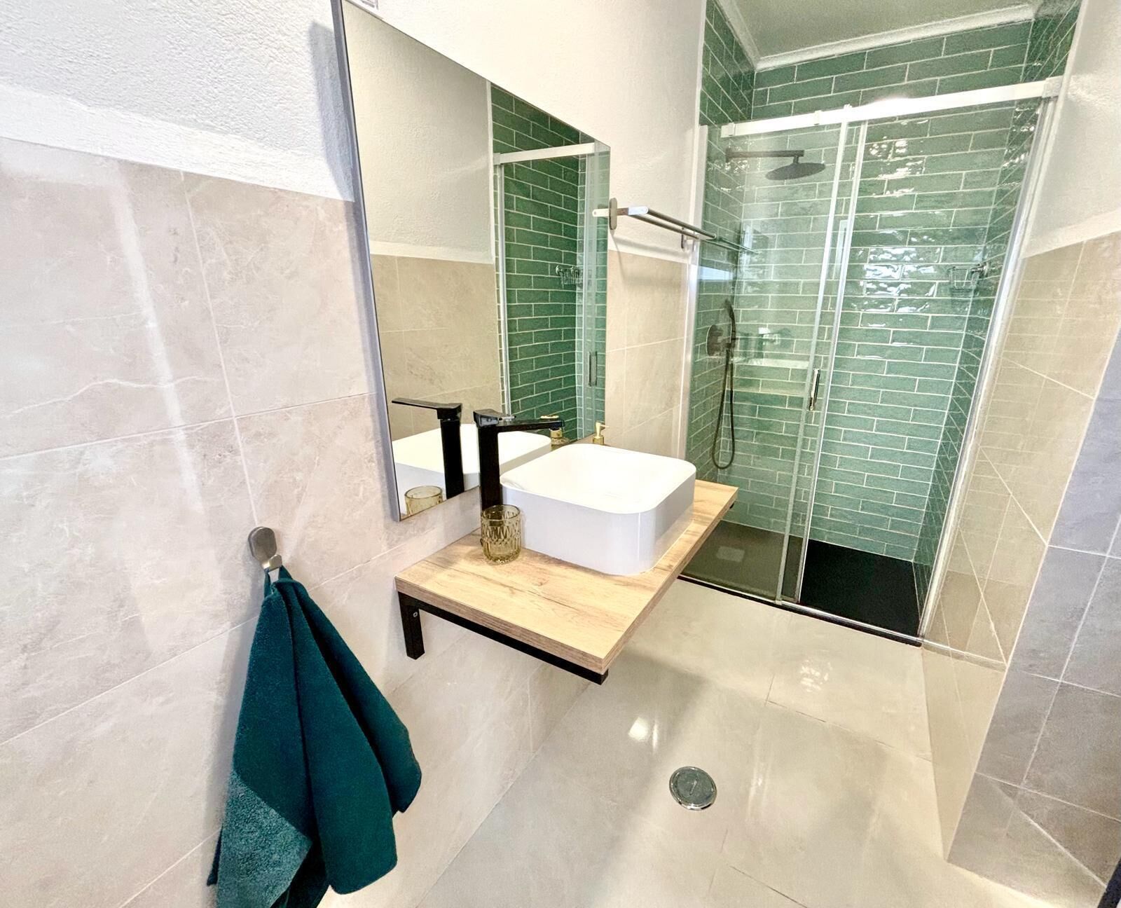 Dusche, Haartrockner, Handtücher, Toilettenpapier