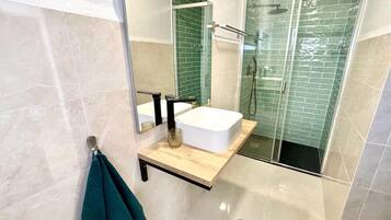 Dusche, Haartrockner, Handtücher, Toilettenpapier