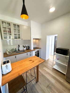 Réfrigérateur, four à micro-ondes, un four, surface de cuisson