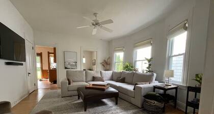 4-bedroom, Fenced Backyard and Pets Welcome, AC, Hot Tub, Quaint town!