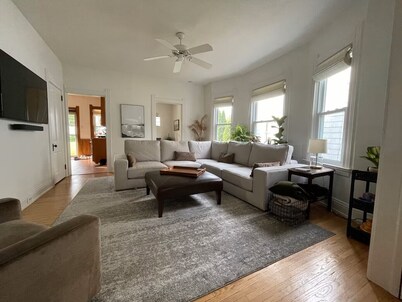 4-bedroom, Fenced Backyard and Pets Welcome, AC, Hot Tub, Quaint town!