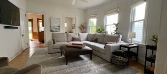 4-bedroom, Fenced Backyard and Pets Welcome, AC, Hot Tub, Quaint town!