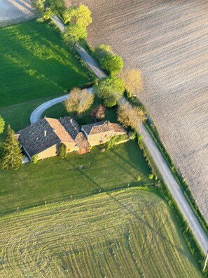 Exterior - Typical Quercy house with sheltered outdoor spa. (Montaigu-de-Quercy)