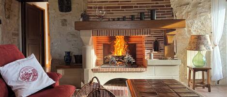 Smart TV, tenis de mesa, libros y biblioteca musical