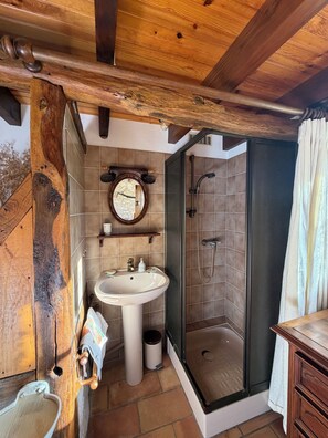 Shower, hair dryer, towels, soap - Typical Quercy house with sheltered outdoor spa. (Montaigu-de-Quercy)