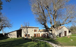 Exterior - Typical Quercy house with sheltered outdoor spa. (Montaigu-de-Quercy)