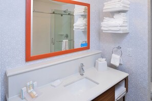 Gratis toiletartikelen, een haardroger, handdoeken, zeep