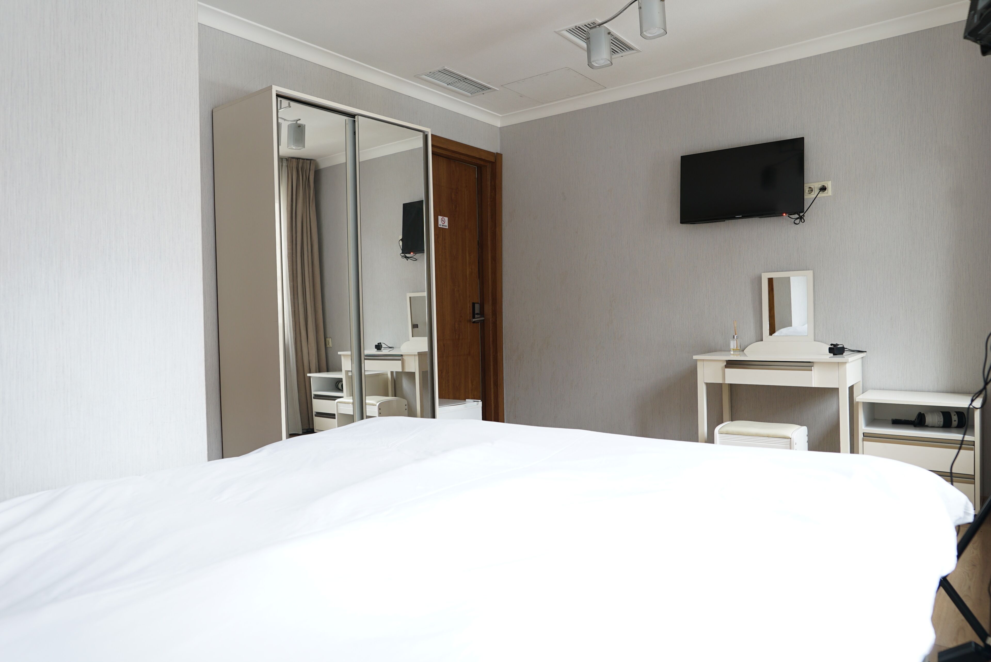 Deluxe Double Room, City View | Meja, ruang kerja komputer riba, Wi-fi percuma 