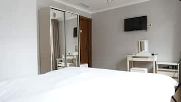 Deluxe Double Room, City View | Meja, ruang kerja komputer riba, Wi-fi percuma