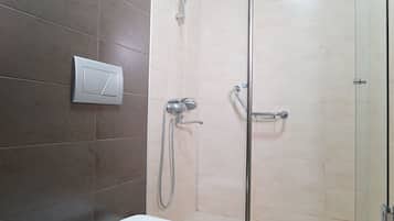 Classic Twin Room | Bilik Mandi | Pancuran mandi, kelengkapan dandanan diri percuma, pengering rambut