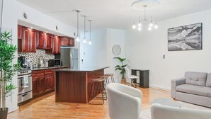 Signature apartman, kilátással a városra | Nappalirész | Okostévé