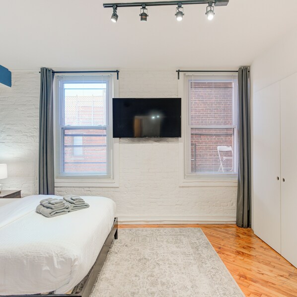Signature Apartment, City View | Iron/ironing board, travel cot, free WiFi, bed sheets - 303 N 3rd St B2 (Philadelphia)
