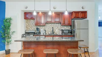 Comfort-lejlighed | Privat køkken | Køleskab/fryser i fuld størrelse, ovn, kogeplade, opvaskemaskine