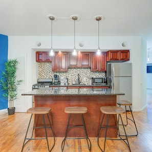 Comfort Apartment | Private kitchen | Full-sized fridge, oven, stovetop, dishwasher - 303 N 3rd St B2 (Philadelphia)