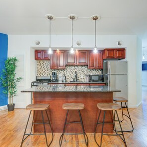 Căn hộ có thiết kế đặc trưng, quang cảnh thành phố | Bếp riêng | Tủ lạnh, lò nướng, bếp nấu, máy rửa bát