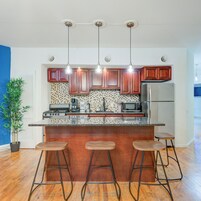 Apartamento com design assinado, vista para a cidade | Cozinha privada | Geladeira grande, fogão, cooktop, lava-louças