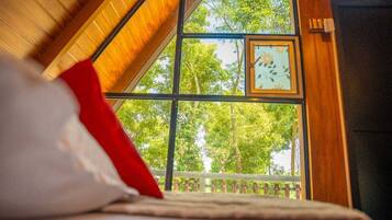 Quarto casal conforto, sacada, vista para a montanha | Wi-Fi de cortesia