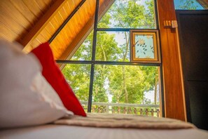 Quarto casal conforto, sacada, vista para a montanha | Wi-Fi de cortesia