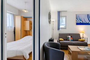 TV, DVD player, stereo - Beautiful Apartment 'Le Vent Du Large' 80 m from the Sea, Enclosed Garden, Private Terrace, Wi-Fi, Private Parking (Vaux sur Mer)