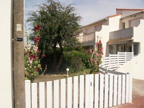 Property grounds - Beautiful Apartment 'Le Vent Du Large' 80 m from the Sea, Enclosed Garden, Private Terrace, Wi-Fi, Private Parking (Vaux sur Mer)