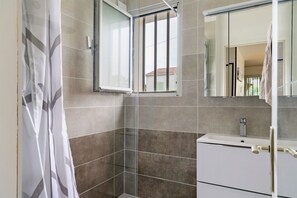 Shower - Beautiful Apartment 'Le Vent Du Large' 80 m from the Sea, Enclosed Garden, Private Terrace, Wi-Fi, Private Parking (Vaux sur Mer)
