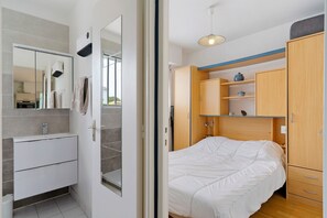 1 bedroom, iron/ironing board, WiFi - Beautiful Apartment 'Le Vent Du Large' 80 m from the Sea, Enclosed Garden, Private Terrace, Wi-Fi, Private Parking (Vaux sur Mer)