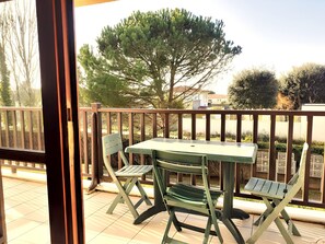 Outdoor dining - Apartment "Les Orphies" with Private Terrace, Shared Garden and Wi-Fi (Vaux-sur-Mer)