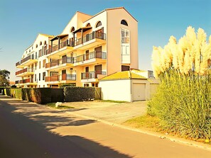 Exterior - Apartment "Les Orphies" with Private Terrace, Shared Garden and Wi-Fi (Vaux-sur-Mer)