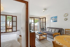 1 bedroom, iron/ironing board, WiFi - Apartment "Les Orphies" with Private Terrace, Shared Garden and Wi-Fi (Vaux-sur-Mer)