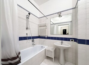 Regadera, secadora de cabello, bidet, toallas 