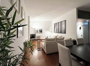 TV - Senato26 - One Bedroom Apartment, Sleeps 4 (Milan)