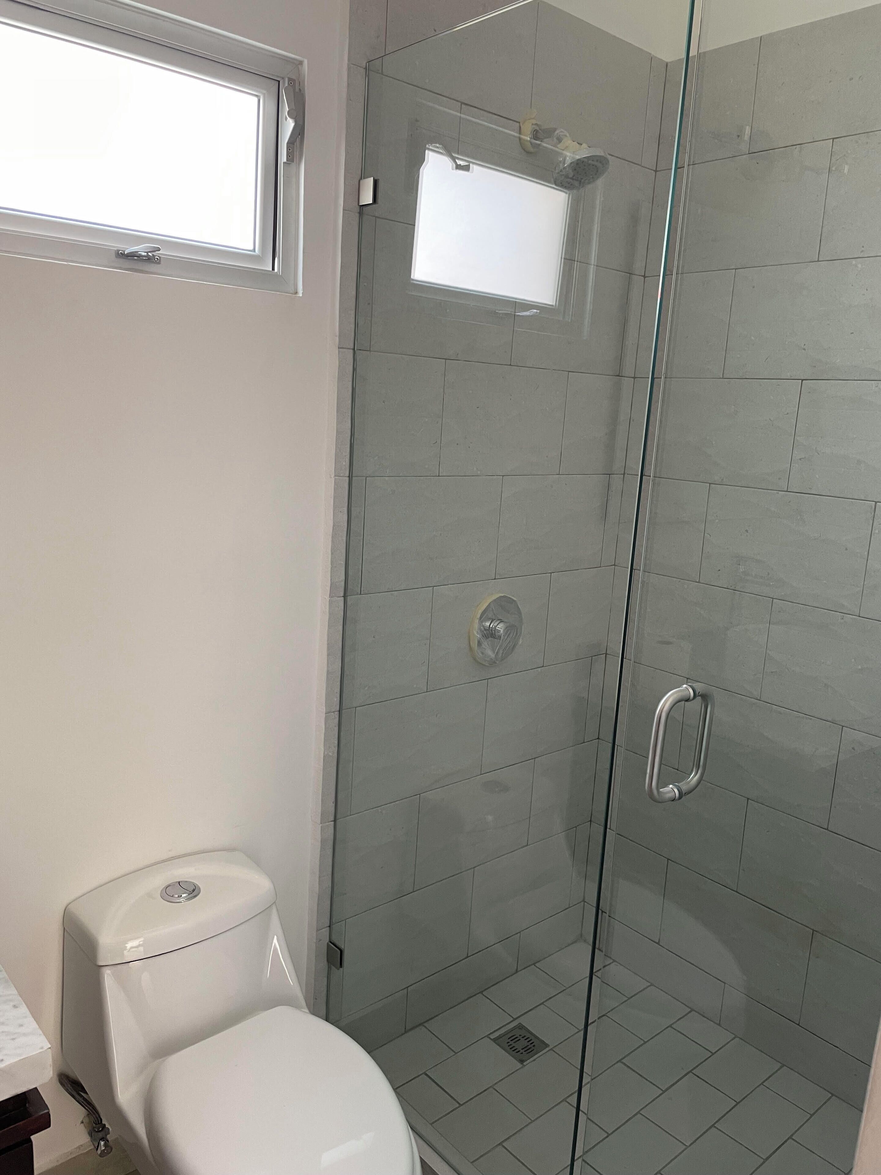Condo clásico | Baño | Regadera, toallas, papel de baño 