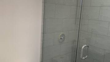 Condo clásico | Baño | Regadera, toallas, papel de baño