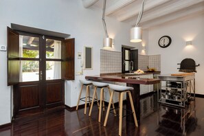 Kühlschrank, Mikrowelle, Ofen, Geschirrspüler