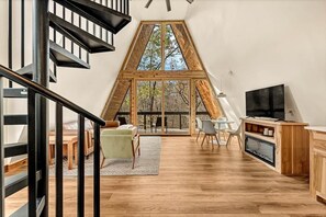 TV - White Oak Haven-Cozy Forest A-frame near Bentonville (Benton County)