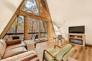 TV - White Oak Haven-Cozy Forest A-frame near Bentonville (Benton County)