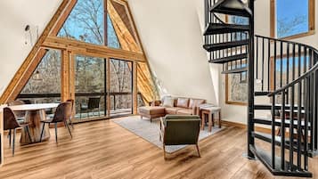 Una televisión, una chimenea